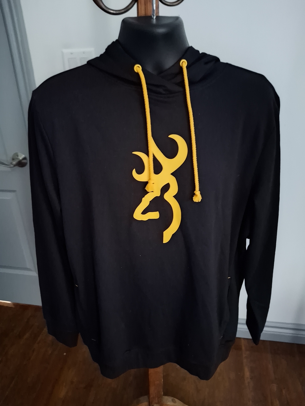 Browning NWOT Black Hoodie / Logo /Yellow Drawstrings. Mens M. Front Pocket